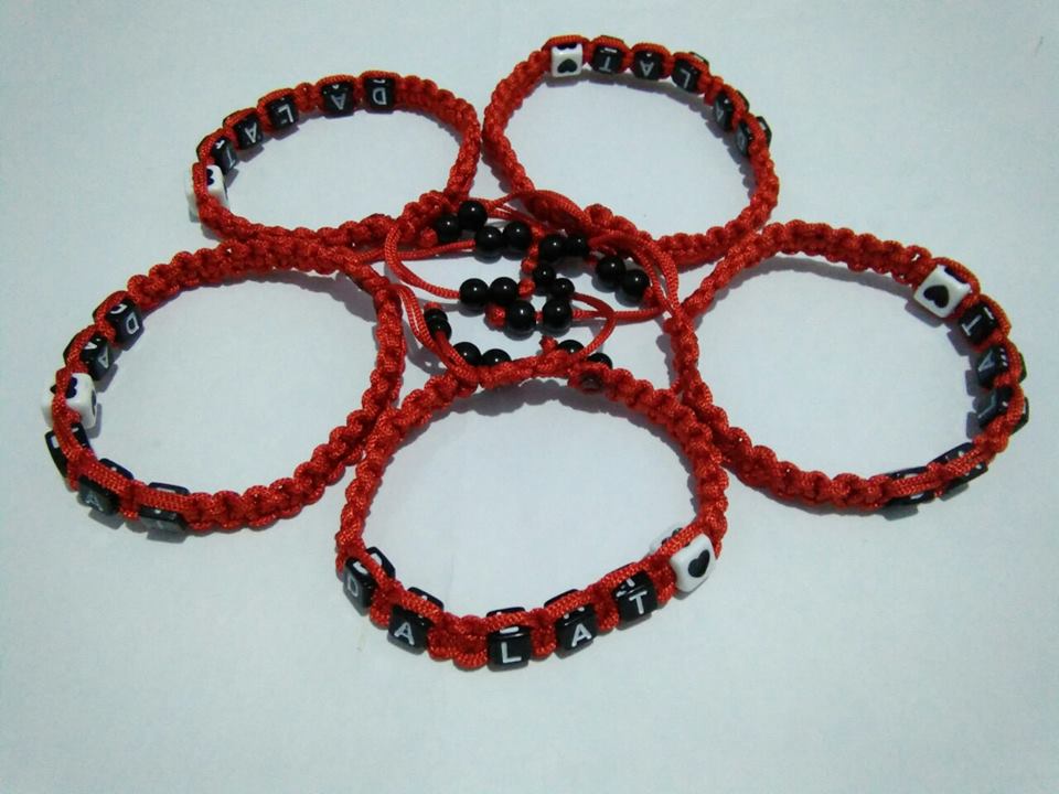 Vòng tay dây rút gắn chữ theo yêu cầu